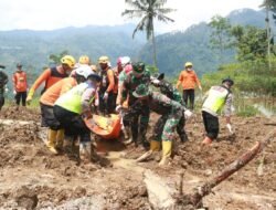 TNI Terus Berjuang Menyelamatkan Korban Longsor di Desa Sitikung Banjarnegara
