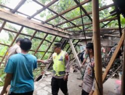 Sinergi TNI Polri Bantu Warga Bersihkan Puing Longsor