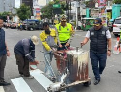 Satlantas Polrestabes Semarang Tegaskan Kepedulian Pejalan Kaki Lewat Pembuatan Zebra Cross Baru 