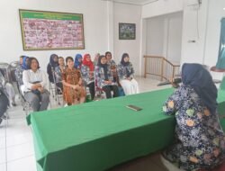 Tingkatkan Rasa Kebersamaan, Ketua Persit Ranting 5 Koramil 04/Jebres Berikan Arahan Dalam Pertemuan Rutin