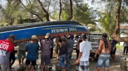 Perahu Nelayan Terbalik Dihantam Ombak Tinggi, Satu Orang Belum Ditemukan