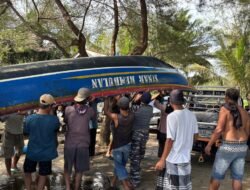 Perahu Nelayan Terbalik Dihantam Ombak Tinggi, Satu Orang Belum Ditemukan