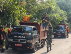 Pelopori Kebersihan Lingkungan, Babinsa Gilingan Bersama Warga Laksanakan Kerja Bakti Bersihkan Lingkungan