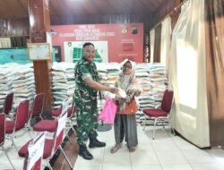 Pastikan Bansos Tepat Sasaran, Babinsa Gandekan Kawal Pendistribusian Bantuan Beras Dan Minyak Goreng