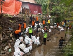 Polsek Alian dan Warga Kerja Bakti Perbaiki Talud Ambrol di Kemangguan