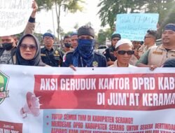 Buntut Oknum Dewan Dukung THM, Gedung DPRD Kab. Serang di Demo Massa. 