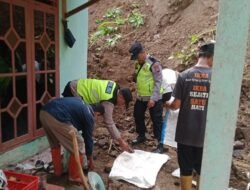 Tanah Longsor Terjadi di Giyanti Rowokele, Polisi dan Warga Lakukan Penanganan Awal