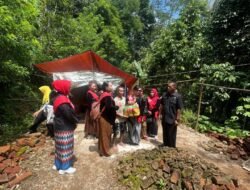 Turun ke Lokasi Bunda Milenial Banjarnegara Gandeng, Rekan Media, dan LSM Harimau Bantu Korban Longsor Yang Rumahnya Hancur.