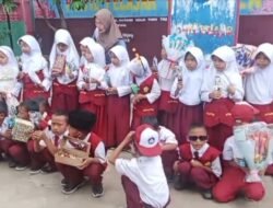 Anak-anak Sumbang Kesenian, Hari Guru Diwarnai Seni dan Kehangatan   
