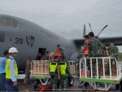 Bantuan Presiden untuk Penanganan Darurat Cuaca Ekstrem Mendarat di Bandara Internasional Minangkabau