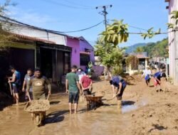 Bupati Tapteng, Kerahkan ASN Gotong-royong Bersihkan Rumah Warga Terdampak Banjir