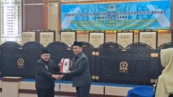 WAKIL BUPATI IRAWAN TOPANI HADIRI RAPAT PARIPURNA DPRD AGENDA PENYAMPAIAN NOTA PENJELASAN DUA RANPERDA INISIATIF DPRD