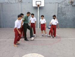 Wujud Cinta Kasih Dan Kedekatan TNI, Babinsa Purwodiningratan Belajar Dan Bermain Bersama Anak-Anak SDN Purwodiningratan