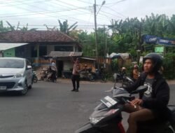 Bhabinkamtibmas Gelar Strong Poin di Simpang Prapatan Sukarame II untuk Cegah Kemacetan dan Kecelakaan