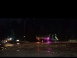 Kontraktor Proyek Pengaspalan Di Kilometer 17 di duga Kuat Membandel saat diguyur Hujan Pengaspalan Tetap Dilanjutkan