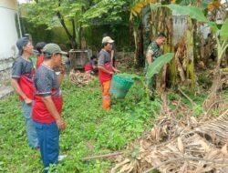 Tak Pernah Lelah Babinsa Timuran Jaga Kebersihan Lingkungan, Bersama Tim Saberling Dan Warga Wujudkan Lingkungan Bersih Dan Sehat