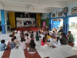 Kunjungi TK Warga, Babinsa Sudiroprajan Berikan Motivasi Semangat Belajar Dan Perkenalkan Profesi TNI