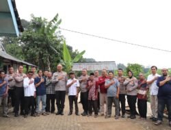 Kapolres Kendal Silaturahmi dengan Warga Dusun Genting, Apresiasi Solidaritas Saat Laka Air
