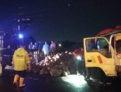 Truk Bermuatan Batu Terguling di Tasikmadu, “Transformer” Sat Samapta Turun Tangan Evakuasi Kendaraan