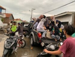 Banjir Rob Tak Kunjung Surut, Polsek Losari Antar Siswa Sekolah dengan Mobil Patroli