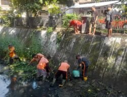 “Kita Jaga Alam, Alam Jaga Kita” Danramil 02/Banjarsari Pimpin Kerja Bakti Pembersihan Kali Pepe