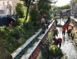 Cegah Bahaya Banjir, Koramil 04/Jebres Laksanakan Kerja Bakti Bersih – Bersih Sungai