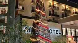 Aimas Hotel & Convention Center Kabupaten Sorong,Telah menunjukan Kreatif Nuansa Baru melalui Ponon Natal 12 Meter dengan Daun Sukun