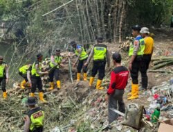 Polisi dan Warga Bersihkan Rumpun Bambu di Aliran Sungai Bloro Karangdowo untuk Cegah Banjir