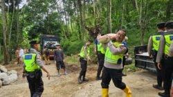 Kapolres Brebes Turun Langsung Salurkan Bantuan dan Ikut Merenovasi Jembatan Cibiuk