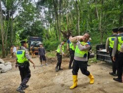 Kapolres Brebes Turun Langsung Salurkan Bantuan dan Ikut Merenovasi Jembatan Cibiuk