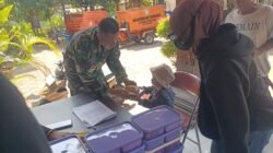 Peduli Kesehatan, Babinsa Sumber Dampingi Kader Posyandu Bagikan Makanan Tambahan PMT Kepada Balita