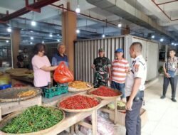 Jelang Nataru, Babinsa Setabelan Laksanakan Pengecekan Sembako di Pasar Legi, Yakinkan Harga Teratp Stabil di Pasaran