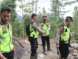 Kapolres Pekalongan Pimpin Langsung Kerja Bakti Pembangunan Jembatan di Kandangserang