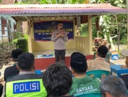 Kapolres Purbalingga Serahkan Bantuan untuk Satkamling di Desa Sokawera