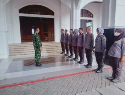 Tingkatkan Kedisiplinan Dan Loyalitas Linmas, Babinsa Sondakan Latihkan PBB Dan Wawasan Kebangsaan   