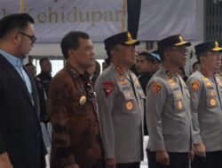 Moment Wakapolri Bagikan Sembako ke Ribuan Buruh di Industri Garmen Pemalang