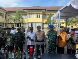Polresta Banyumas Musnahkan Ribuan Botol Miras Dalam Rangka Operasi Lilin Candi 2025