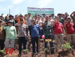 Polres Kebumen Tanam 5.200 Bibit Pinus di Lahan Perhutani Karanggayam