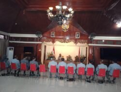 Arahan Babinsa Kepatihan Wetan Kepada Linmas Untuk Tingkatkan Kewaspadaan Dan Sinergitas Hadapi Nataru 2025/2026