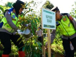 Hadapi Ancaman Longsor, Kapolres Sragen Tanam 500 Pohon di Dukuh Secang Sambirejo