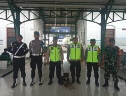 Tingkatkan Keamanan Obyek Vital Jelang Nataru, Babinsa Purwosari Laksanakan Pengamanan Dan Pemantauan di Stasiun