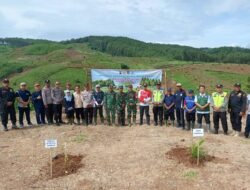 Polsek Sidareja Memotori Penanaman Pohon Lahan Kritis secara Serentak di Wilayah Kec Sidareja Kab. Cilacap