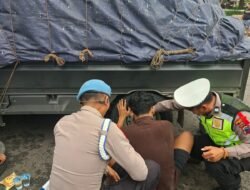 Polisi Sigap Bantu Pengendara Mobil Pecah Ban di Depan Masjid Baitunnur Pati