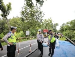 Tak Hanya Amankan Gereja, Polres Purworejo Terjunkan Regu Siaga Bencana ke Lokasi Longsor