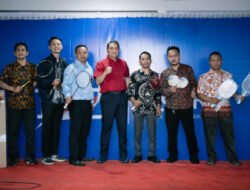 Pemimpin Cabang BRI KC Balaraja Serahkan Hadiah kepada Juara Turnamen Badminton