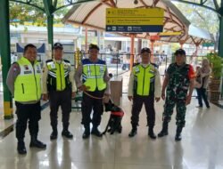 Pastikan Keamanan Dan Kenyamanan Penumpang, Babinsa Purwosari Laksanakan Pemantauan Stasiun Kereta Api