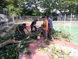 Tak Kenal Libur, Babinsa Penumping Bersama Warga Gotong Royong Bersihkan Lingkungan
