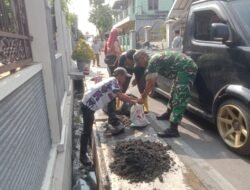 Cegah Banjir Saat Hujan Deras Tiba, Babinsa Mangkubumen Bersama Warga Bersihkan Parit Dan Selokan