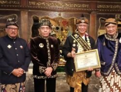 Abah Anton Charliyan menerima Anugerah Kehormatan Sriraksa Kalpa Budaya dari MADUKARA