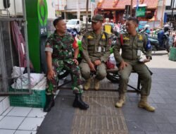 Babinsa Sudiroprajan Bersinergi Dengan Satpol PP, Siap Mengamankan Malam Pergantian Tahun